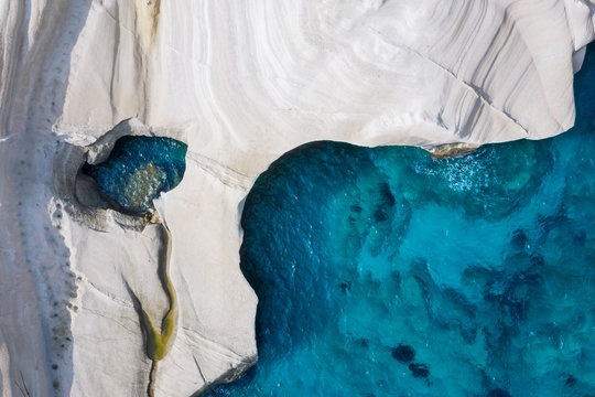 Luftaufnahme der wei&szlig;en Kreidefelsen von Sarakiniko, zerkl&uuml;ftete Felsenlandschaft und t&uuml;rkises Meer, Milos, Kykladen, Griechenland