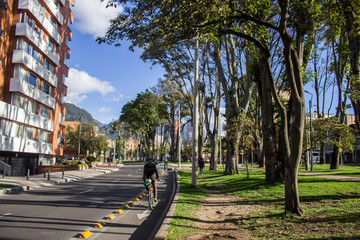 Naklejka premium Dia soleado en la ciudad