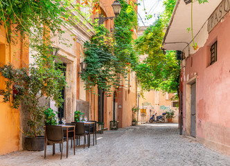 Przytulna ulica w Trastevere, Rzym, Włochy