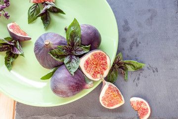 sliced figs with basil