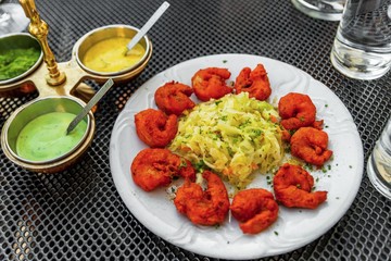 Fried shrimps, salad and sauce.