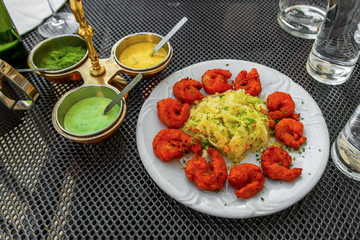 Spicy shrimps, 3 sauce, water.