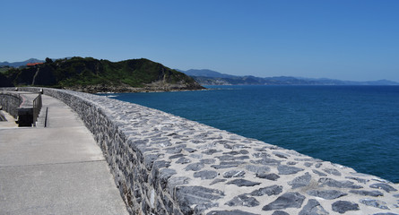 Vista de la costa con acantilados desde un paseo marítimo.