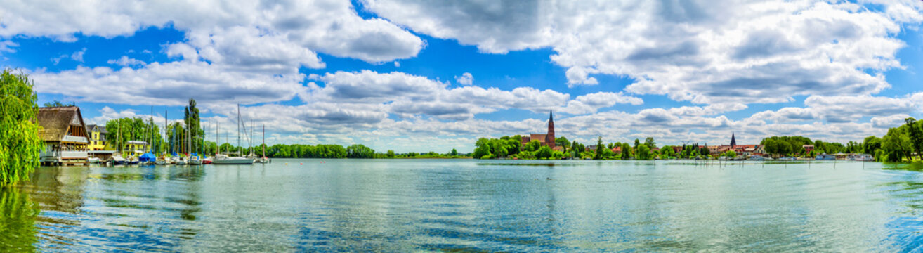 Panorama der Binnenm&uuml;ritz und Hafen von R&ouml;bel in Mecklenburg-Vorpommern
