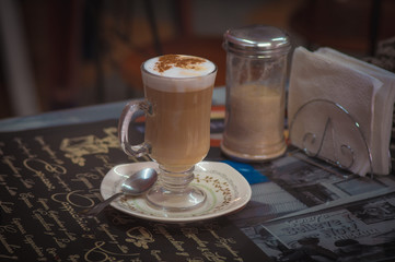 cafe cappuccino en plato 