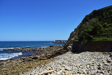 Paisaje de acantilados y montañas con calas. 