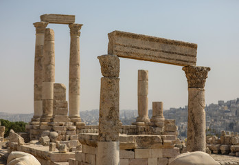 Obraz premium Cytadela Ammanu to historyczne miejsce w centrum miasta Amman w Jordanii.