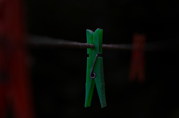 Una pinza verde en un tendal