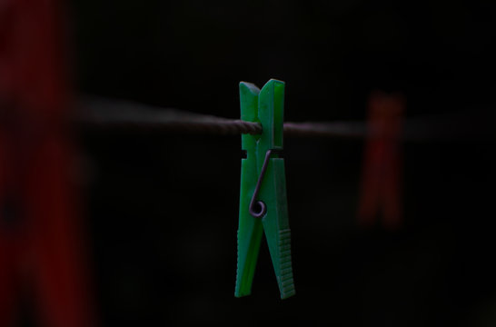 Una pinza verde en un tendal