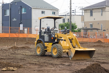 宅地造成　イメージ　更地とブルトーザー