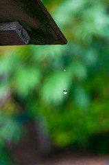 Gota d'água caindo do telhado