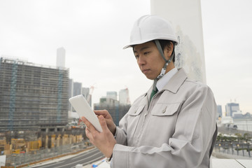 ビジネスマン　ヘルメット　マンション建設現場　タブレット