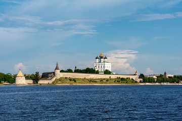 Fototapeta na wymiar Pskov Kremlin. great river, view of Trinity Cathedral. Russia 