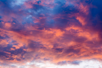 Fototapeta premium Piękne niebo z wielobarwnymi chmurami o zachodzie słońca.