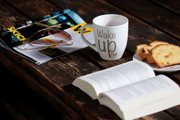 Czytanie książki przy herbacie i cieście. - obrazy, fototapety, plakaty