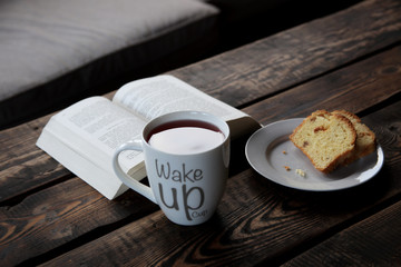 Relaks na działce przy czytaniu książki,gorącej herbacie i cieście. - obrazy, fototapety, plakaty