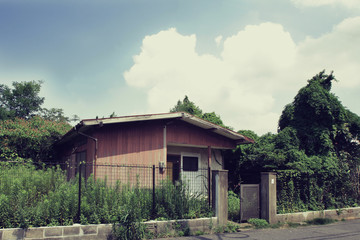 住人が去り放置されたままのアパートや住宅や一軒家