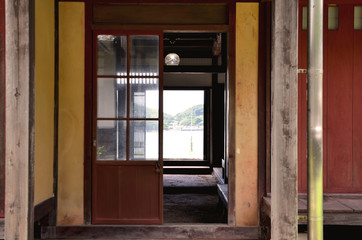 An old Japanese house with a view of the sea from the entrance.