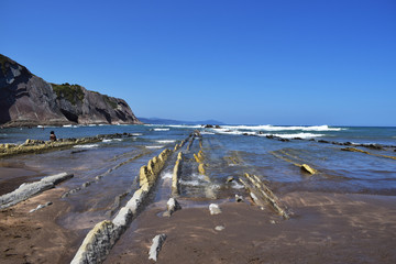 Rocas y piedras en un mar con olas. 