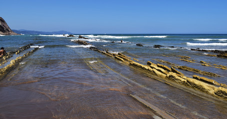 Rocas y piedras en un mar con olas. 