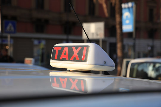Taxi Auto Grünes Schild-Symbol Auf Weißem Hintergrund Lizenzfreie Fotos,  Bilder und Stock Fotografie. Image 13054046.