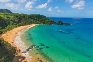 Vue aérienne de Baia do Sancho à Fernando de Noronha, régulièrement classée parmi les meilleures plages du monde
