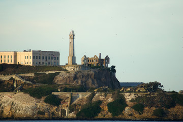 Obraz premium SAN FRANCISCO, CALIFORNIA, UNITED STATES - NOV 25th, 2018: Alcatraz Island with famous prison building during sunny day