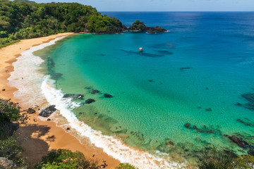 Luchtfoto van Baia do Sancho in Fernando de Noronha, consequent gerangschikt als een van & 39 s werelds beste stranden