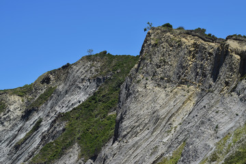 Acantilados y montañas de roca escarpada.