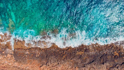 Tropischer Korallenstrand, azurblaues Wasser, türkisfarbenes Meer. Luftaufnahme von oben © Parilov