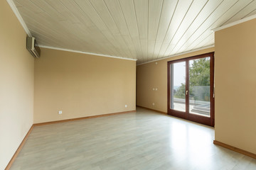 Empty room with brown walls and parquet