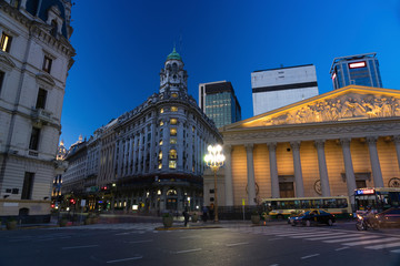 Fototapeta na wymiar Nighttime scene in the city of Buenos Aires