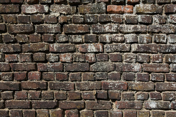 Alte Ziegelmauer im Sonnenlicht