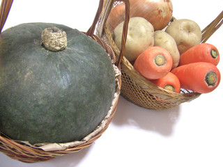 カゴに入った色々な野菜