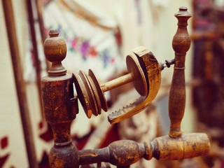 Thread in the old spinning wheel
