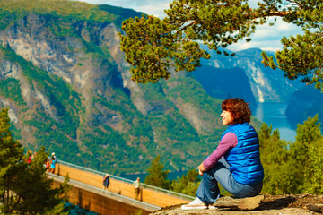 Naklejka premium Tourist enjoying mountains fjord view, Norway