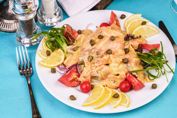 Roast with cream sauce, with Colmar, shrimps, tomatoes, decorated with nuts and onions according to a Mediterranean recipe