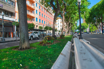 perspectiva de la Rambla Nova de Tarragona (España) desde un banco