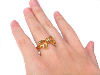 薬指にはめた指輪