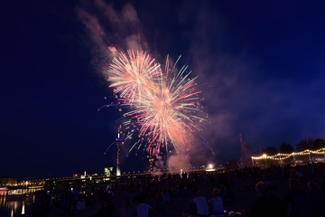 feuerwerk bei kirmes in düsseldorf, deutschland