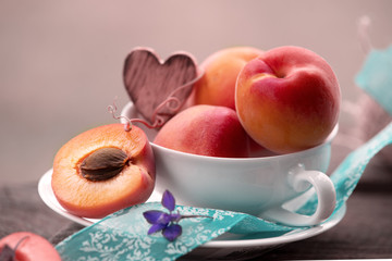 Feines Aprikosen Stillleben im Landhausstil und Color look up