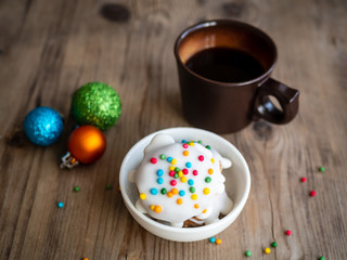 Bunte Kekse mit Zuckerguss, Kaffee und Christbaumkugel, rustikaler Stil, Weihnachten
