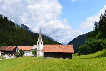 Fototapeta na wymiar Wallfahrtskirche Mariahilf in Kronburg-Zams/Tirol