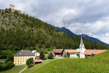 Fototapeta na wymiar Wallfahrtskirche Mariahilf und Kronburg in Zams/Tirol