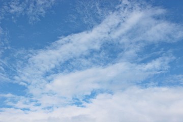Obraz premium Beautiful clouds floating on the vast blue of the sky