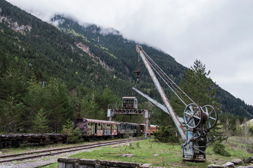 fotografia de paisaje de una estacion de carga abandoanda