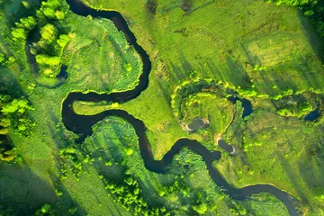 Keuken foto achterwand Limoengroen Ecologie en milieu concept. Groene natuur van bovenaf. Luchtmening over rivierlandschap. Gezonde natuur