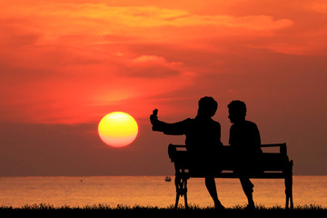 Naklejka na ściany i meble silhouette lover couple on sunrise