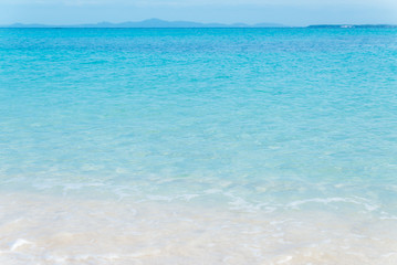 Fototapeta na wymiar 白い砂浜と青い海