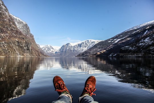 pied face au fjord de Norvège style de vie